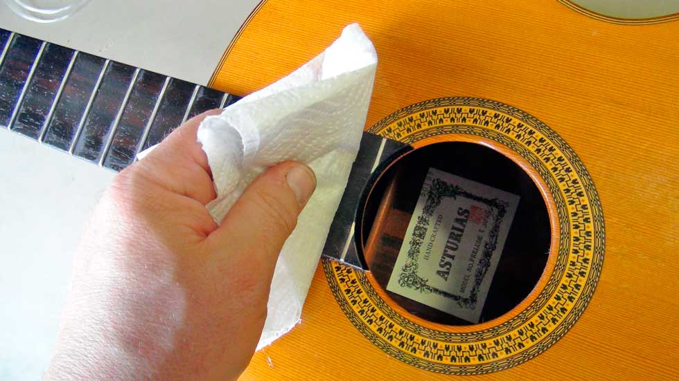 Apply Lemon Oil to the Guitar Fingerboard